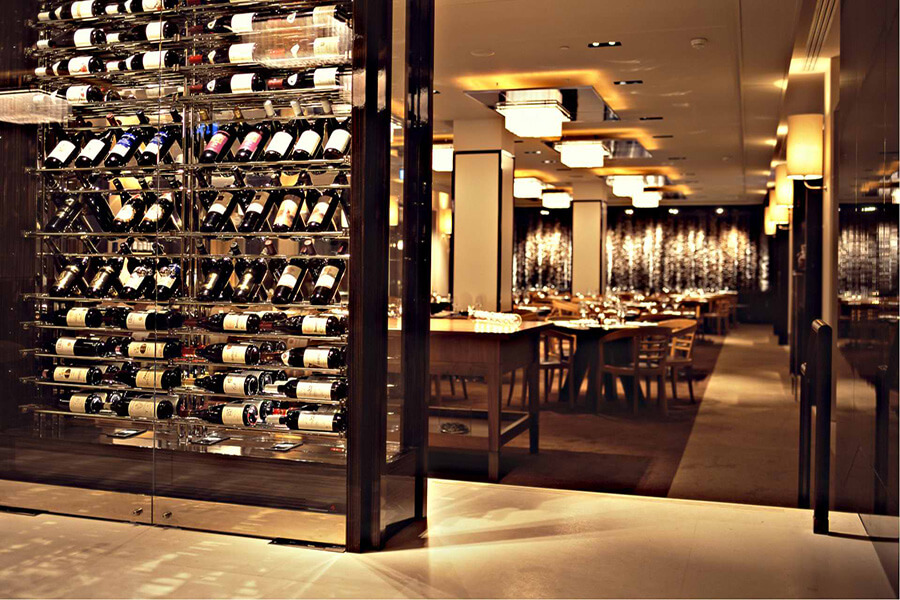 A l'entrée du Restaurant Woods à l'impressionnante collection de vins sélectionnés (c) Intercontinental Genève