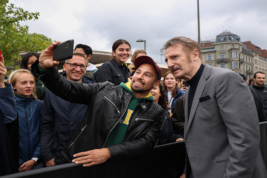 Séquence Selfie avec la Vedette de MARLOWE Liam Neeson ©Titin Emans pour ZFF