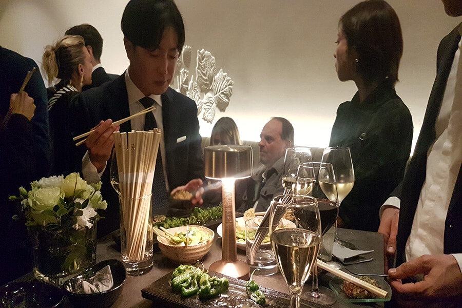 Des invités concentrés sur les saveurs proposées par le Chef Mitsu du SACHI du Mandarin Oriental de Genève (c) GAD