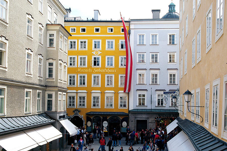 La maison natale de Mozart donnant sur un square très fréquenté (c) Salzbourg Tourisme