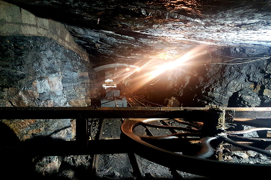 Visite des galeries exposant les conditions de travail au fond des mines avec des guides anciens mineurs (c) GAD