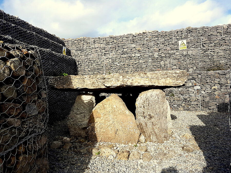 Importants vestiges de tombes à couloir monolitiques construites sous d'énormes tumuli de l'époque préhistorique (c) GAD