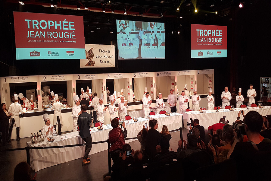 Vue générale sur la scène du Centre Culturel de Sarlat accueillant le concours Jean Rougié et les cuisiniers en action (c) GAD