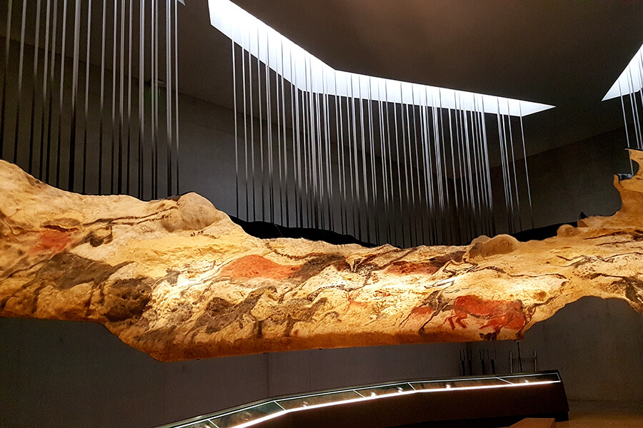 Mise en scène des Grottes de Lascaux présentant les peintures dans leur ensemble (c) GAD