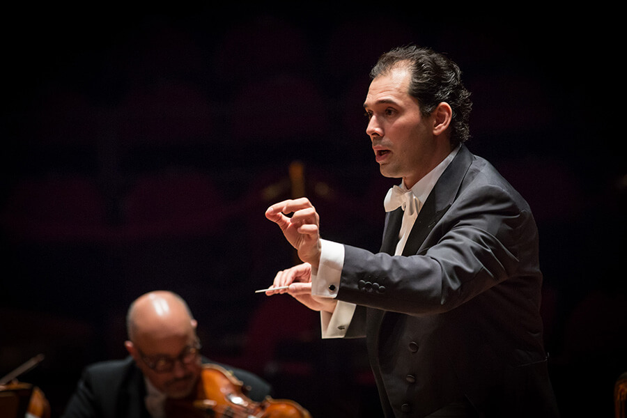Chef d'orchestre invité Tugan Sokhie Chef de l'Orchestre national du Capitole de Toulouse après avoir dirigé le BolchoÏ (c) Marc Brenner