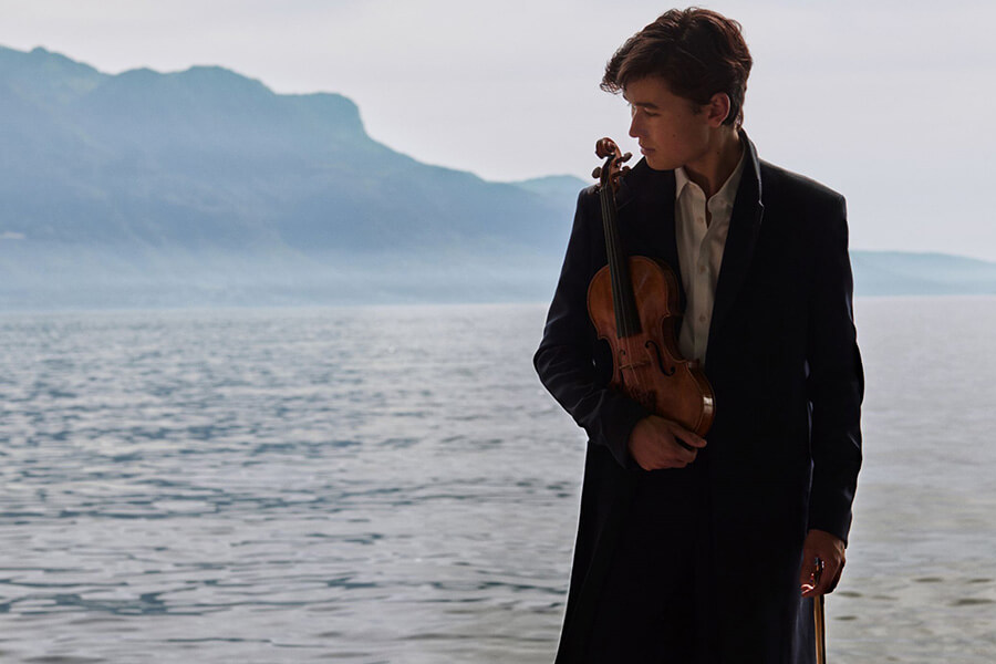 Plébiscité partout au monde, le tout jeune et célèbre Daniel Lozakovich au violon (c) Johan Sandberg