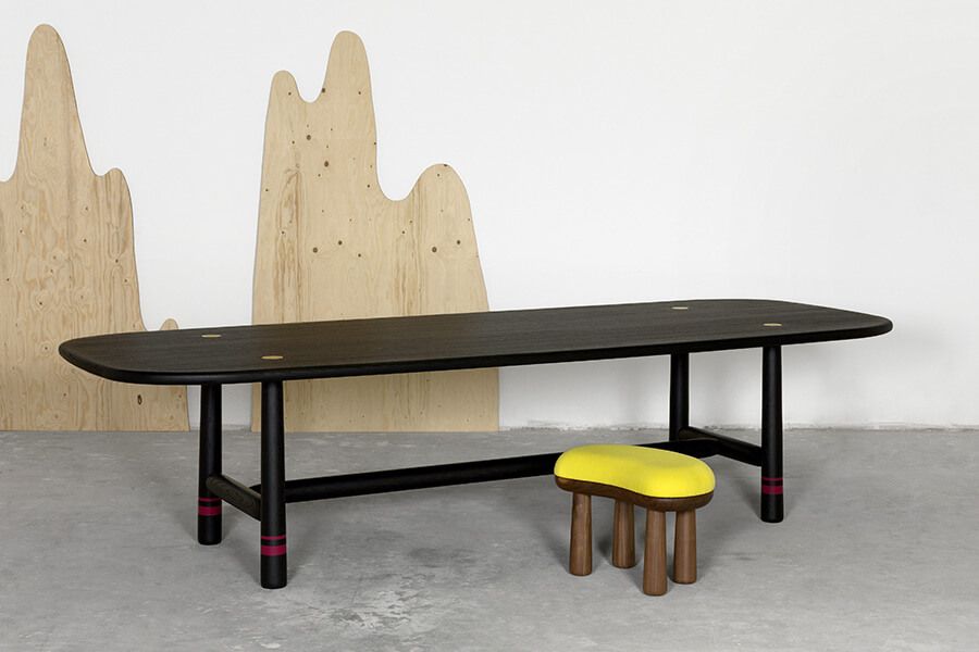 La Table pour Néron en chêne de la Collection CRAMER-GALLI avec le tabouret Nestor (c) Annik Wetter