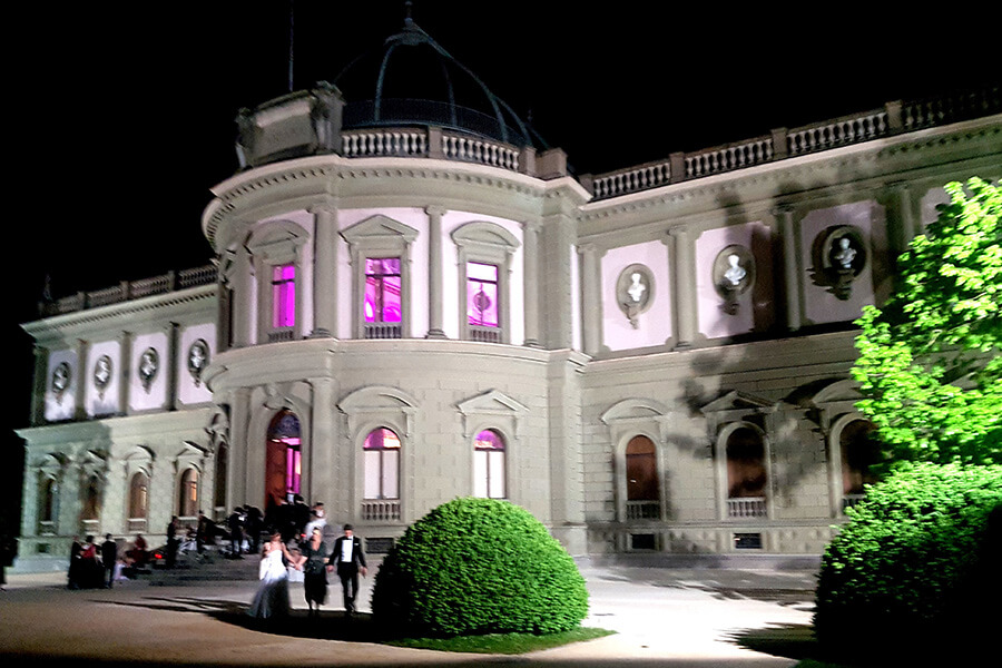 L'entrée principale et la façade de l'Ariana côté parc vue de nuit (c) GAD