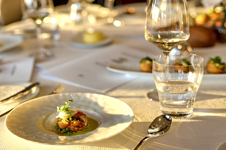 Ecrevisses du Lac de Joux aux bourgeons de sapins par Stéphane Décotterd servis lors du dîner à Glion ©wimanphotography