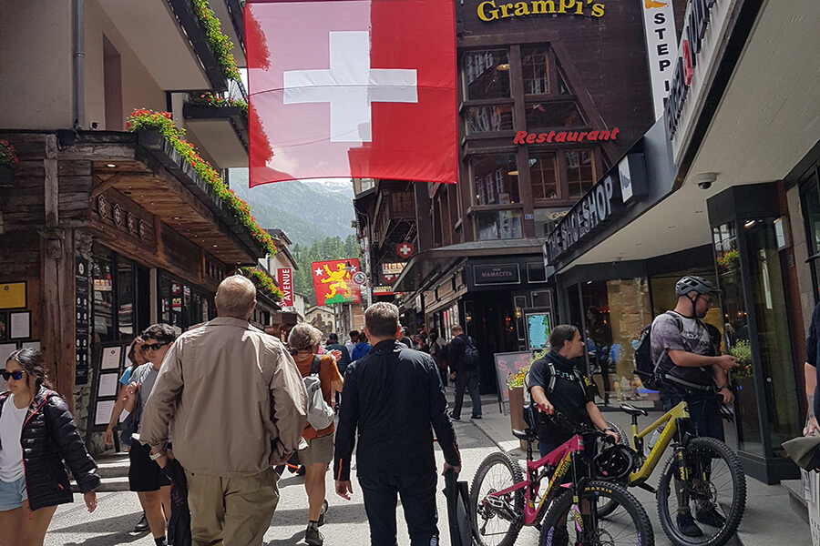 La Bahnhofstrasse de Zermatt son artère et ses vitrines animées (c) GAD
