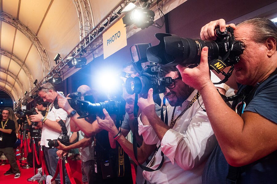 Photographes et journalistes guettant l'arrivée des stars sur le tapis rouge vers la grande scène de la Piazza Grande (c) Locarno Film Festival Ti-Press