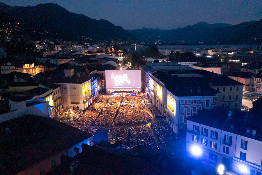 La mythique Piazza Grande le rendez-vous des cinéphiles retrouvant sur la scène et le grand écran les vedettes et les projections en plein air (c) Locarno Film Festival Ti-Press