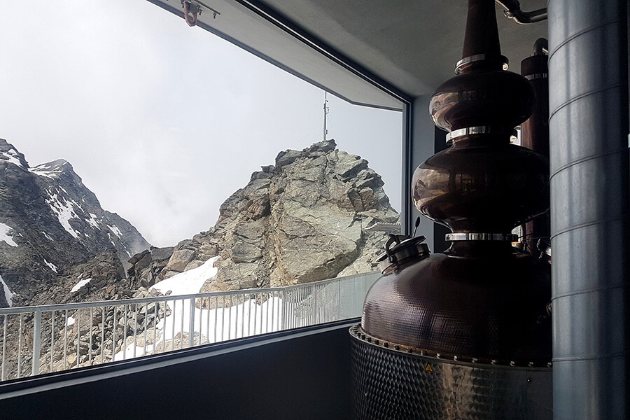 Véritable curiosité installée au sommet du Corvatsch, la plus haute distillerie d'Europe produisant Orma le whisky suisse (c) GAD