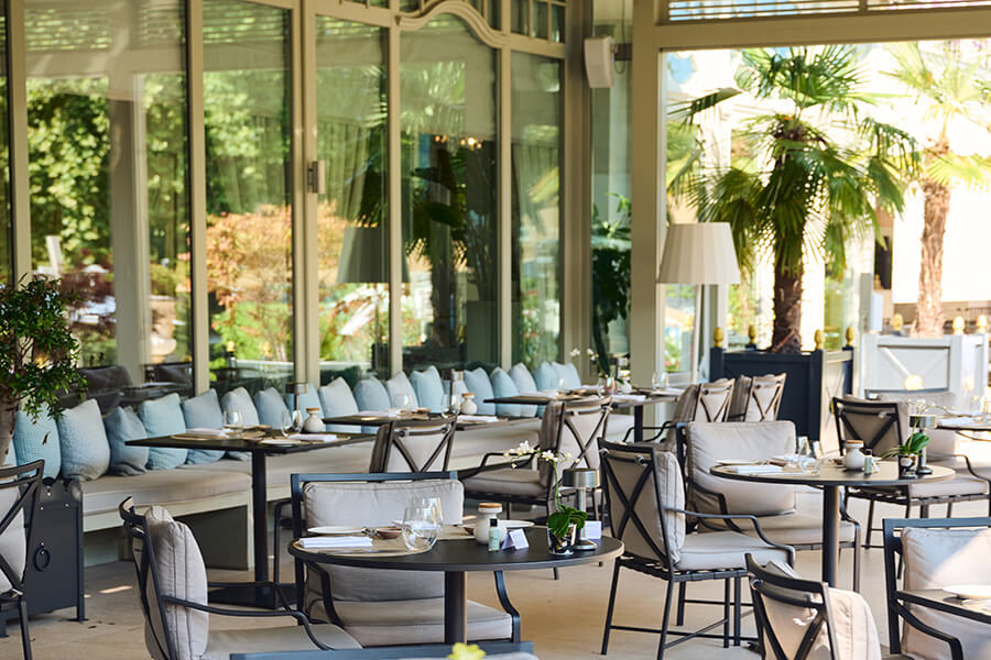 La terrasse très féquentée en été, déjeuner, diner, on y déguste à toute heure de petites spécialités ©Adrian Ehrbar
