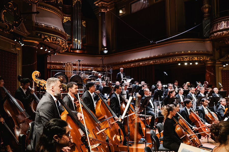 L'Orchestre de la Suisse Romande en concert au Victoria Hall dans ses nouvelles tenues (c) NAKF