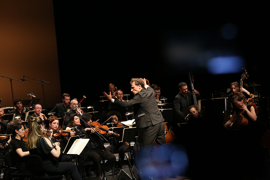 GECA David Greilsammer dirigeant l'orchestre © Yannick Perrin