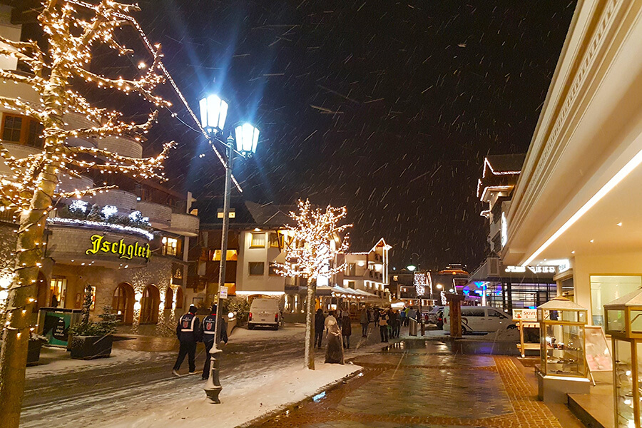 Les rues d'Ischgl sous les premières neiges à l'ouverture de la saison d'hiver (GAD)