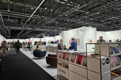 Vue sur le Salon Artgenève ses espaces détente et lecture (c) GAD