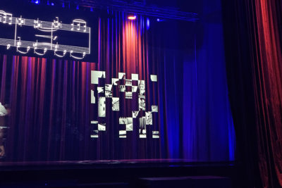 Une vue sur les projections s'incrustant sur le devant de la scène du concert en hologramme de l'OSR (c) GAD