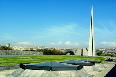 Sur une colline surplombant Erevan le Monument aux martyrs du génocide arménien (c) GAD