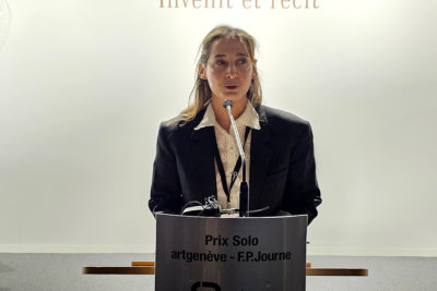 Charlotte Diwan directrice d'Artgenève accueillant les visiteurs et les lauréats du Prix Solo à Palexpo (c) GAD