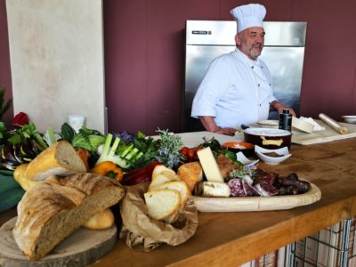 Cours de cuisine et de dégustation le Chef de la Tenuta Il Fontino en pleine action (c) GAD