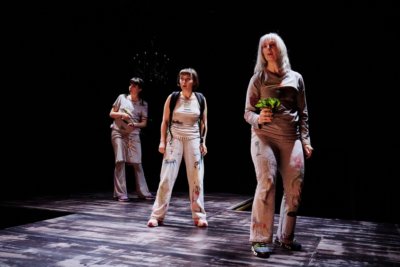 Les trois comédiennes de femme disparait, Barbara Baker au premier plan, Bénédicte Amsler Denogent et Lisa Veyrier ©CHLOE COHEN