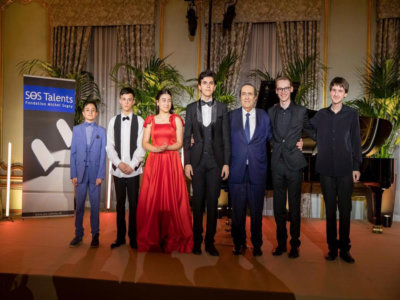 Michel Sogny entouré de ses élèves à l'issue du concert à l'Hôtel Dassault