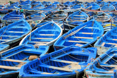 Magie des bateaux d'Essaourira fabriqués pour la pêche reprenant la couleur bleu traditionnelle
