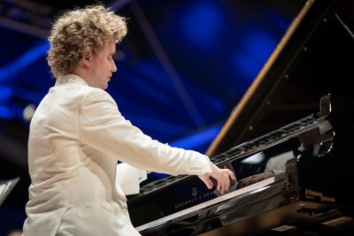 Nikolay Khozyainov au piano sur la scène des Variations Musicales de Tannay ©VMT Nassisi