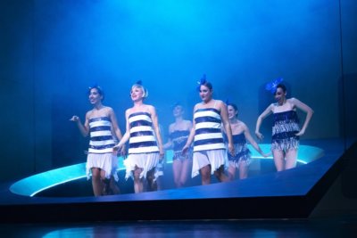 Les showgirls en marinières s’éclatent sur scène (c) Gisèle Richardet