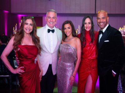 La Présidente Maria Bravo, avec Eva Longoria et les présentateurs Nick Ede, Barbara Bertoli et Amaury Nolasco (c) Global Gift Gala