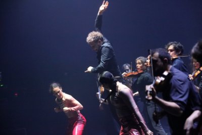 Menant la danse comme il dirige l'orchestre David Greislsammer, tout en fougue et passion © Yannick Perrin