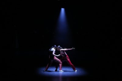 Confrontation entre lumières et ténèbres, Marion Motin et Diana Akbulut sur scène © Yannick Perrin