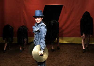 Tadaaah Madame Loyale et ses cymbales (c) eden levi am