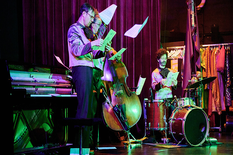 Musiciens, instrument et partitions... s'envolent! (c) Chloé Cohen