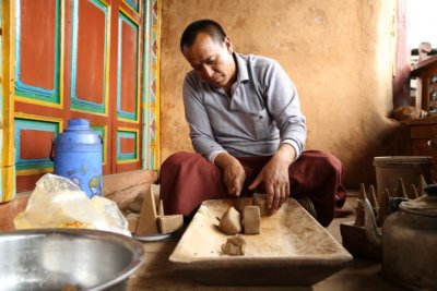 Les Na se partageant le travail, les hommes mettent la main à la pâte! (c) Pascale-Marie Milan- Barbier Müller