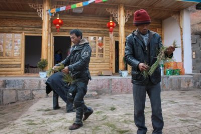 Travaillant des tiges de lin riches en carbone les Na en font des paillage (c) Pascale-Marie Milan Barbier-Muller-