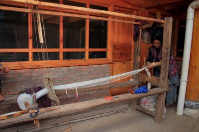 Lijiazui Une femme Na sur le métier à tisser (c) Pascale-Marie Milan Barbier-Mueller-
