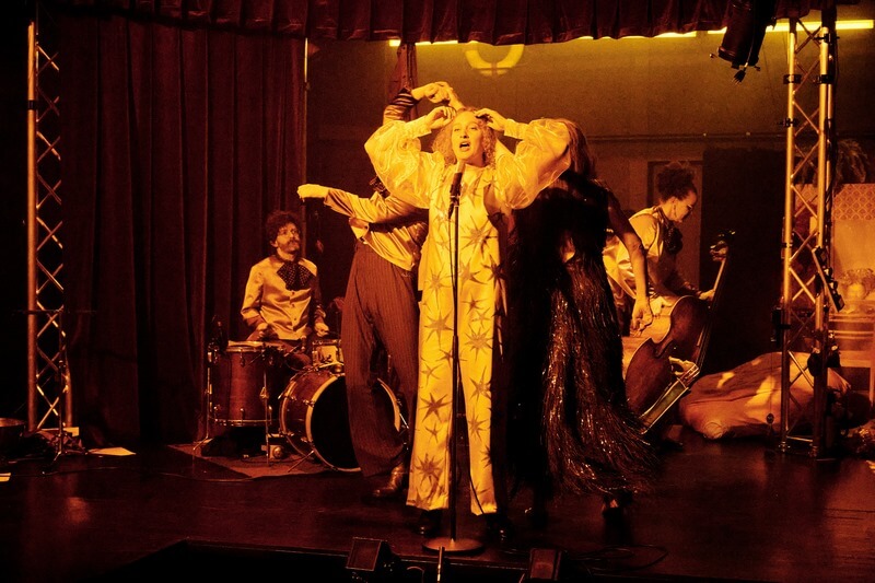 Musique, chanson et déclamation remplissent la scène ©Chloé Cohen