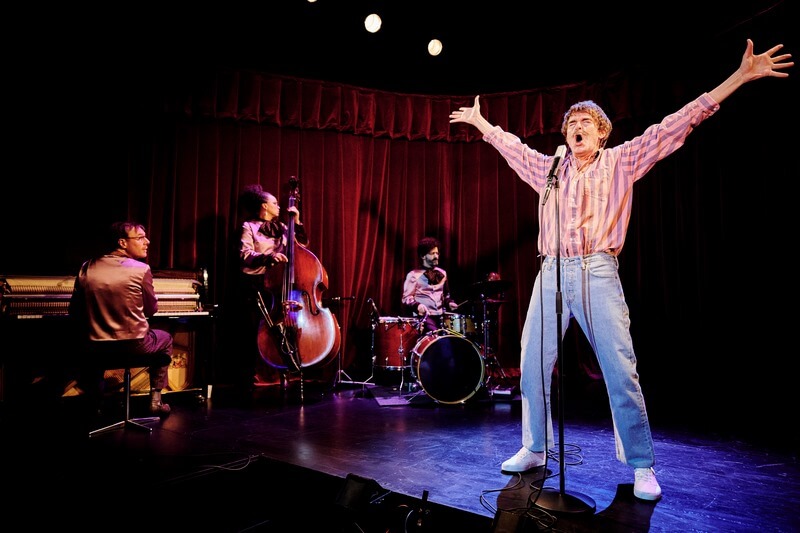 Sur scène on s'éclate Le Poche On s'inquiétera demain (c) Chloé Cohen