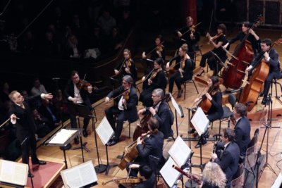 Jonathan Nott dirigeant le dernier programme de sa fonction à la direction de l'OSR à Genève (c) Magali Dougados