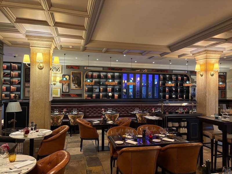 Une perspective sur le bar et l'espace repas de L'Artisan (c) Rotary MGallery-Genève