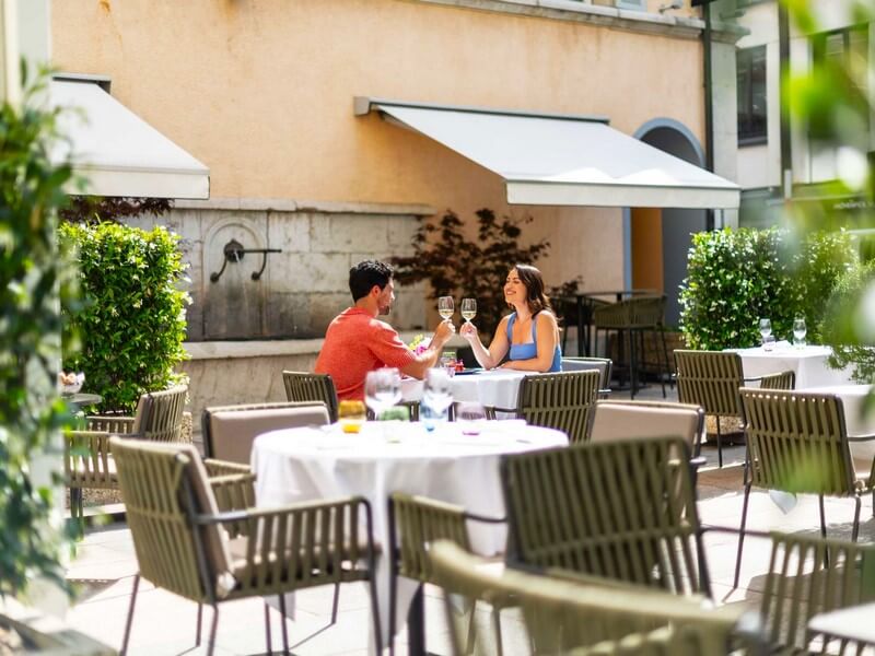 Les beaux jours une coquette terrasse et sa fontaine accueillent les convives (c) Rotary MGallery-GE