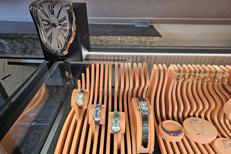 Exaequo-Salvador Dali inspiré par la vision surréaliste du temps par l'artiste catalan (c) GAD