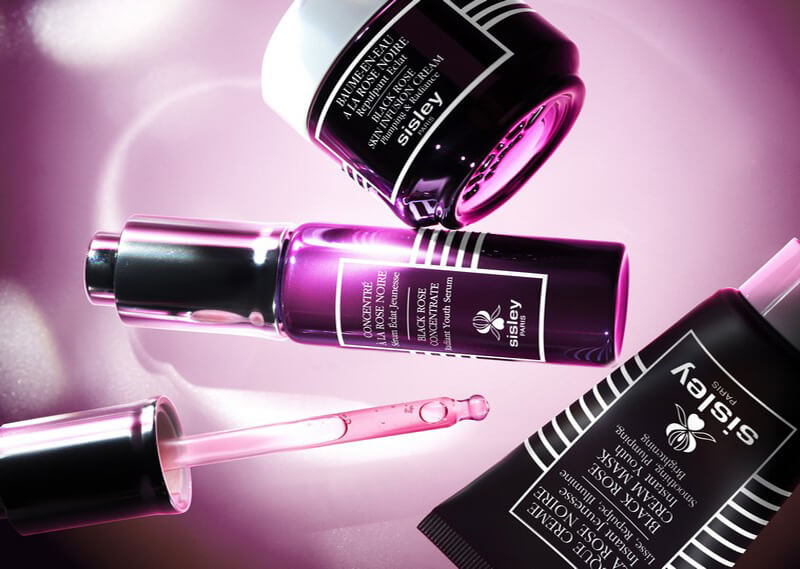 Dernier né de la Collection Rose Noire, le Serum Eclat Jeunesse (c) Sisley