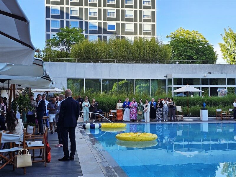 Arrivée des invités à l'ouverture de la piscine de l'InterContinental (c) GAD