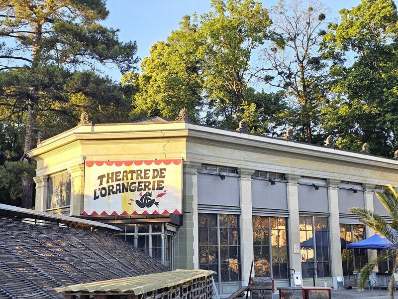 La façade du Théâtre de l'Orangerie sous une belle journée ensoleillée .. (c) GAD