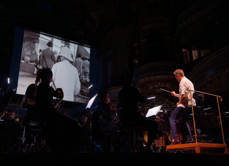 Une intrigue bien ficelée accompagnée par la fougue de la composition musicale de Chaplin interprétée par l'OSR ©Eugénie Rousak