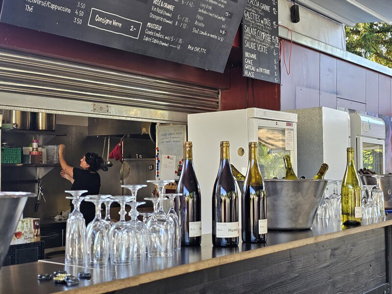 Le bar, rendez-vous incontournable du public (c) GAD